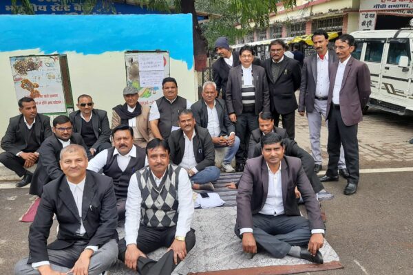 झांसी: अधिवक्ता के पुत्र के प्लाट पर कब्जे के विरोध में धरना – प्रदर्शन