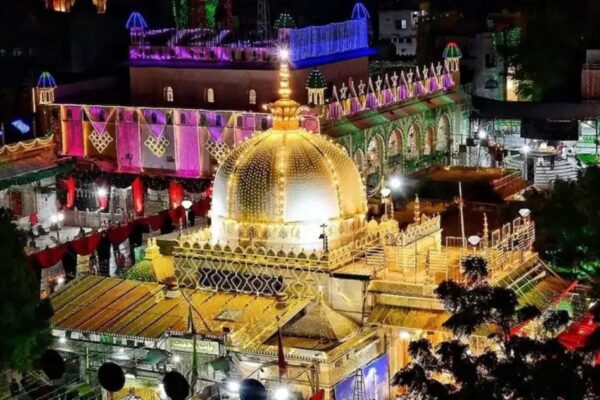 रिजिजू ने अजमेर स्थित ख्वाजा मोइनुद्दीन चिश्ती की दरगाह में प्रधानमंत्री नरेंद्र मोदी की ओर से चादर चढ़ाई