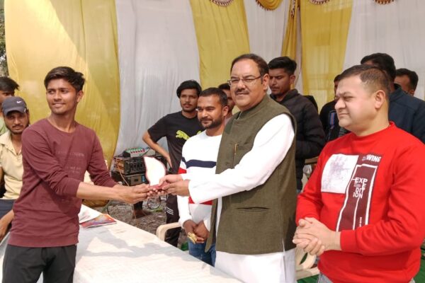 झांसी: मेजर ध्यानचंद क्रिकेट लीग टेनिस बॉल क्रिकेट टूर्नामेंट का शुभारंभ अरविंद वशिष्ठ ने किया
