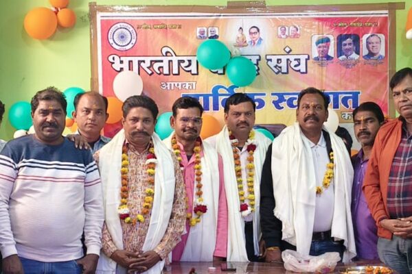 निर्वाचित कार्यकारिणी के अध्यक्ष अवनीश खरे , राजकुमार वर्मा महामंत्री, मुकेश साहू कोषाध्यक्ष का स्वागत किया