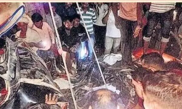 कुशीनगर में भीषण सड़क हादसा, बारात जा रही कार पेड़ से टकराई, 6 लोगों की मौत,