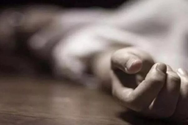 बॉयफ्रेंड शाहिद के साथ मिलकर माँ का गला कपड़ों का फंदा बनाकर दबाया, फिर शीशे से रेत दिया