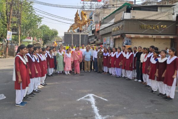 रानी झांसी को नमन करते हुये सदर बाजार में प्रतिमा तले दी उन्नीस की सलामी