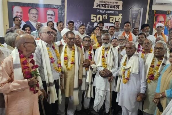 झांसी जिले के 25 लोकतंत्र सेनानियों को किया गया सम्मानित, प्रदर्शनी और प्रेस कॉन्फ्रेंस भी आयोजित