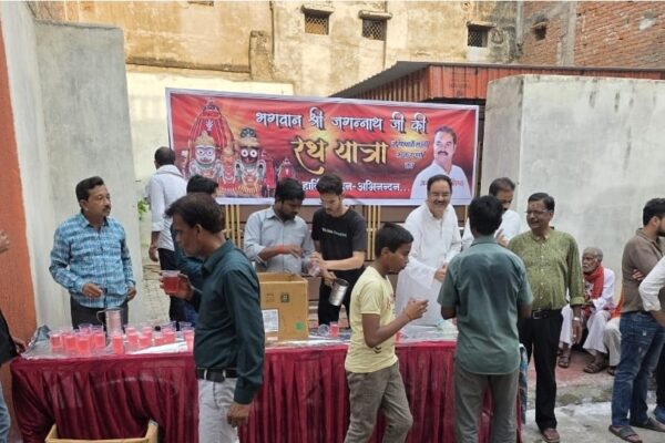 झांसी भगवान जगन्नाथ जी की यात्रा के अवसर पर समाजवादी पार्टी के वरिष्ठ नेता अरविंद वशिष्ठ ने शर्बत वितरण किया