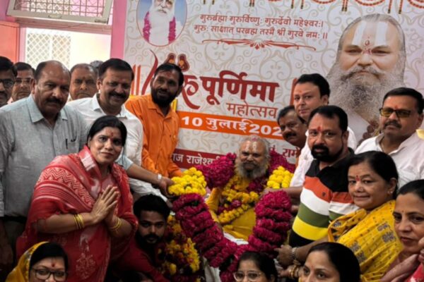 गुरुपूर्णिमा पर्व पर हजारों भक्तों ने किया गुरु पूजन एवं पूज्य आचार्य रामेश्वर दास शास्त्री गुरुजी ने सभी भक्तों को दिया आशीर्वाद