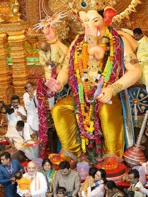 केंद्रीय गृह मंत्री अमित शाह शनिवार को मुंबई पहुंचे और लालबाग के राजा के दर्शन किए