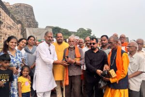 झांसी: अयोध्या से आए हुए वृद्ध आश्रम के 55 सदस्य दल का स्वागत किया
